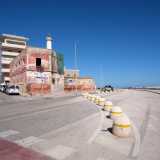 ...fermandoci l� dove, quasi all�incrocio con via Tripoli, notiamo una struttura rossa e fatiscente